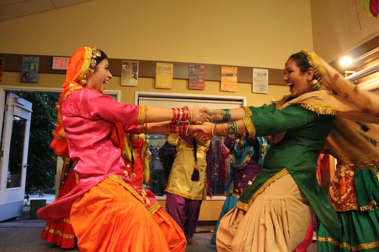 Women performing Giddha in salwar kameez